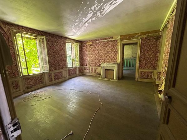 RARE SUR LE MARCHÉ ! CHARME ET POTENTIEL À L'ÉTAT BRUT