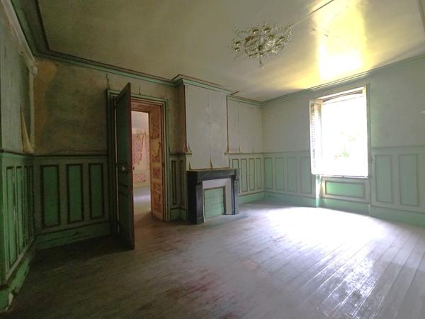 RARE SUR LE MARCHÉ ! CHARME ET POTENTIEL À L'ÉTAT BRUT