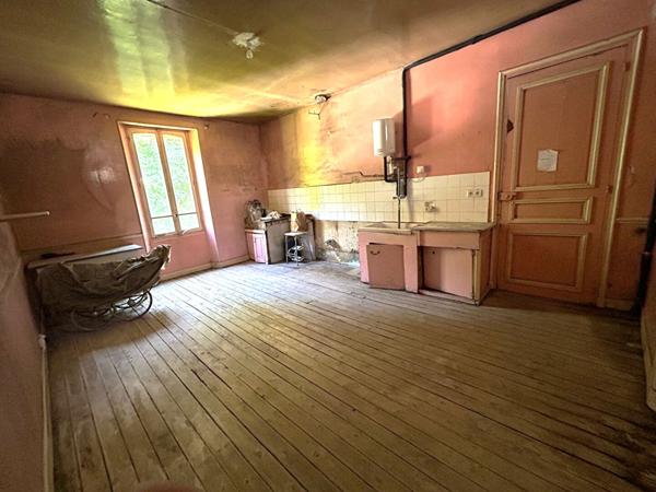 RARE SUR LE MARCHÉ ! CHARME ET POTENTIEL À L'ÉTAT BRUT