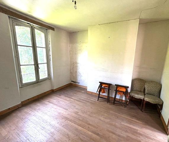 RARE SUR LE MARCHÉ ! CHARME ET POTENTIEL À L'ÉTAT BRUT