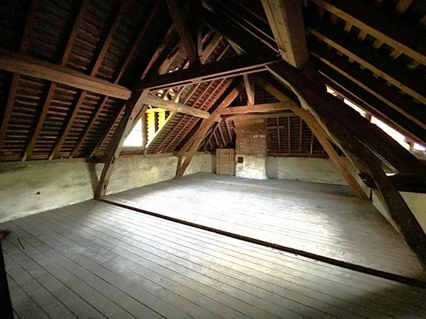 RARE SUR LE MARCHÉ ! CHARME ET POTENTIEL À L'ÉTAT BRUT