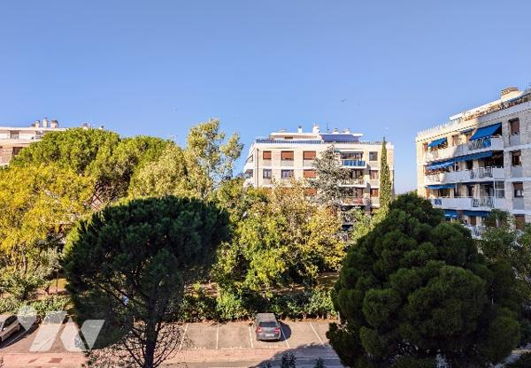 Le Cabot, T2 fonctionnel au 1er étage, à rénover, avec grand balcon, place de parking et cave,
