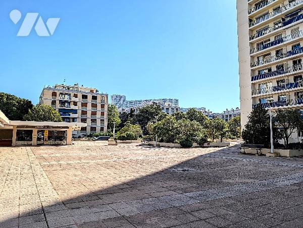 Le Cabot, T2 fonctionnel au 1er étage, à rénover, avec grand balcon, place de parking et cave,