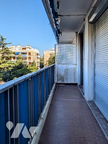 Le Cabot, T2 fonctionnel au 1er étage, à rénover, avec grand balcon, place de parking et cave,