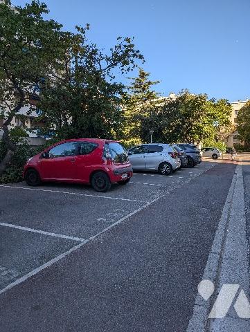 Le Cabot, T2 fonctionnel au 1er étage, à rénover, avec grand balcon, place de parking et cave,