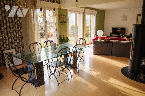 Maison d'environ 270 m2 avec piscine