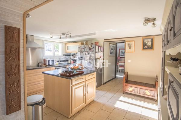 EPÔNE - Grande maison familiale avec deux logements indépendants, dépendances et terrain de 1 258 m²