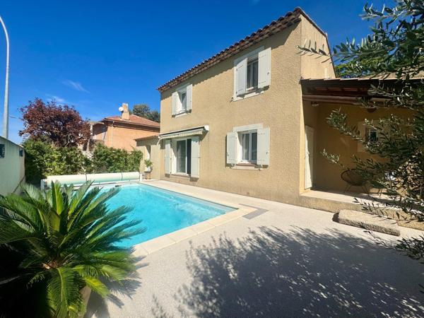 Maison familiale avec piscine et hangar