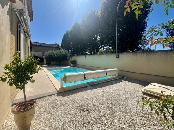 Maison familiale avec piscine et hangar
