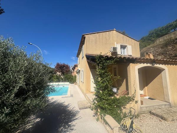 Maison familiale avec piscine et hangar
