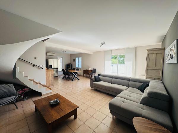 Maison familiale avec piscine et hangar