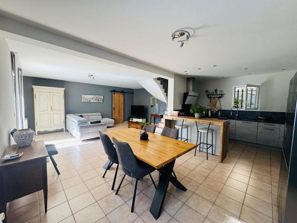 Maison familiale avec piscine et hangar