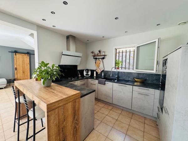 Maison familiale avec piscine et hangar