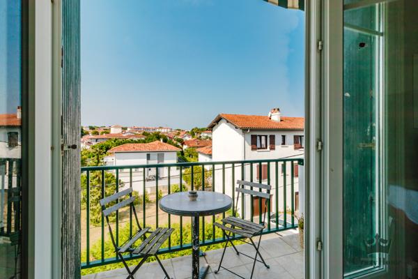 Appartement
                                                                                                                                                                                                                                                                                                                        5 pièce(s)                                                                                                                                                                                                          3 chambre(s)                                                                                                                                                                                                          82  m²