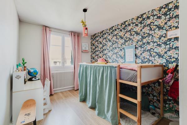 Appartement
                                                                                                                                                                                                                                                                                                                        5 pièce(s)                                                                                                                                                                                                          3 chambre(s)                                                                                                                                                                                                          82  m²