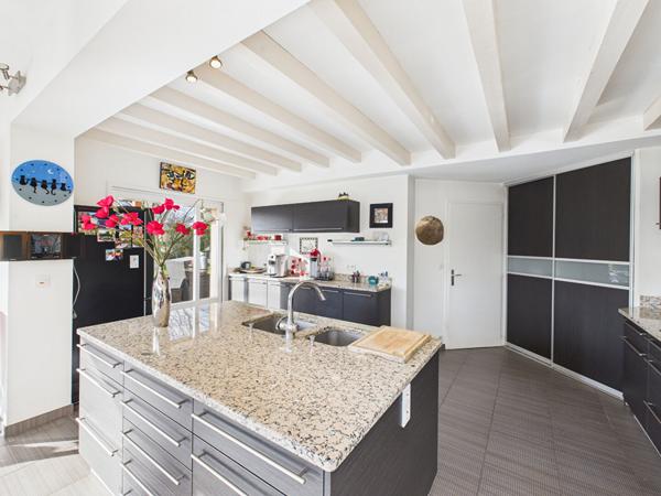 MAISON D'ARCHITECTE DE 170M² SUR PARCELLE 1158M² SITUEE SECTEUR PRISE BOURG LES VALENCE 26500