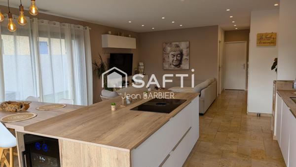 Dans le secteur très recherché des 4 chemins des routes, proche des commodités, maison contemporaine  avec piscine