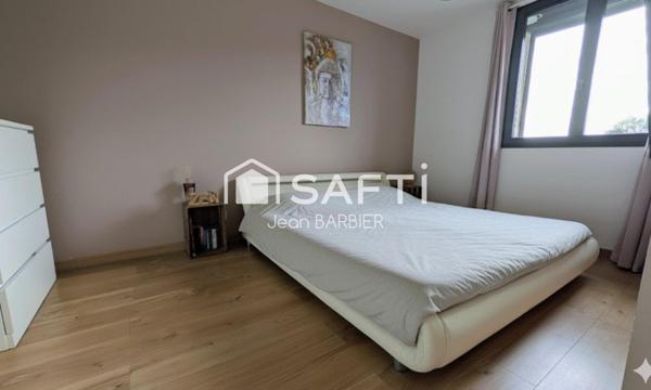 Dans le secteur très recherché des 4 chemins des routes, proche des commodités, maison contemporaine  avec piscine