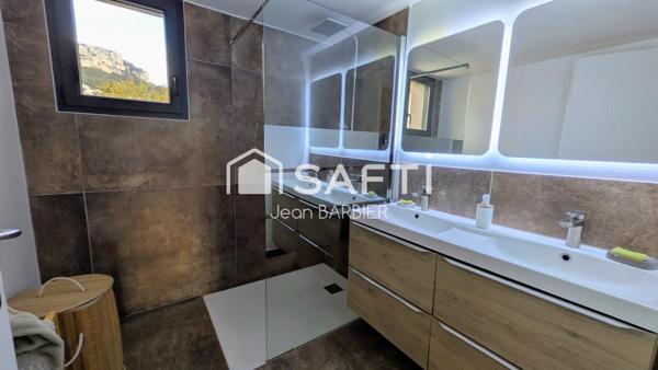 Dans le secteur très recherché des 4 chemins des routes, proche des commodités, maison contemporaine  avec piscine