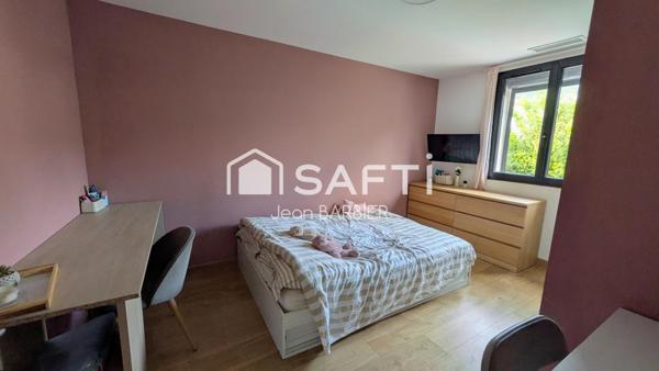 Dans le secteur très recherché des 4 chemins des routes, proche des commodités, maison contemporaine  avec piscine