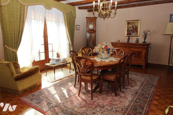 Maison d'habitation construite sur deux niveaux et comprenant 4 chambres , sous-sol et terrain clos