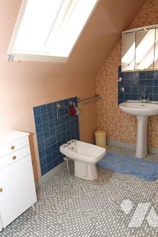 Maison d'habitation construite sur deux niveaux et comprenant 4 chambres , sous-sol et terrain clos