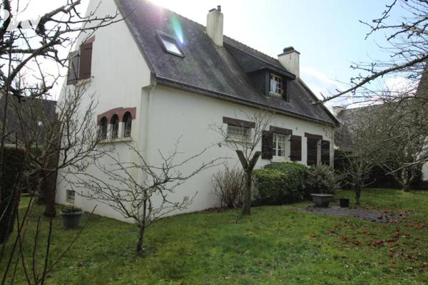 Maison d'habitation construite sur deux niveaux et comprenant 4 chambres , sous-sol et terrain clos