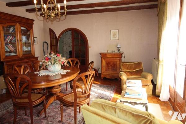 Maison d'habitation construite sur deux niveaux et comprenant 4 chambres , sous-sol et terrain clos