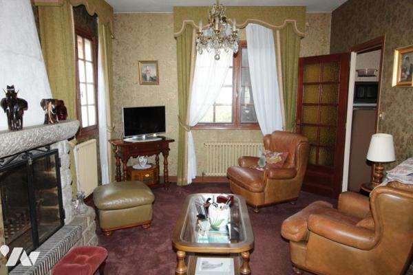 Maison d'habitation construite sur deux niveaux et comprenant 4 chambres , sous-sol et terrain clos