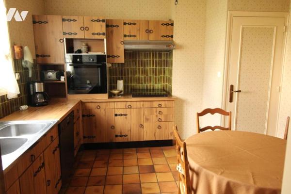 Maison d'habitation construite sur deux niveaux et comprenant 4 chambres , sous-sol et terrain clos