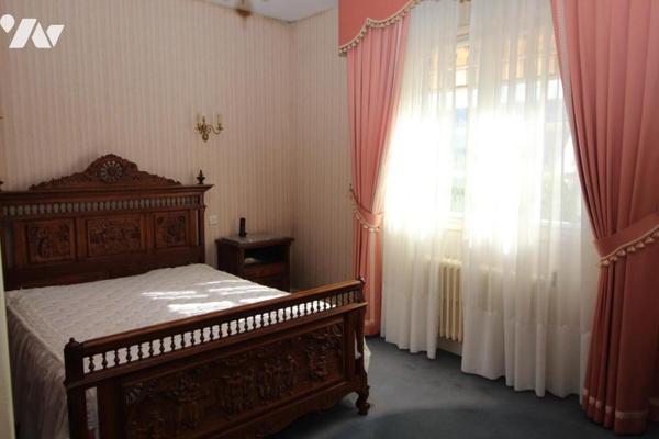 Maison d'habitation construite sur deux niveaux et comprenant 4 chambres , sous-sol et terrain clos