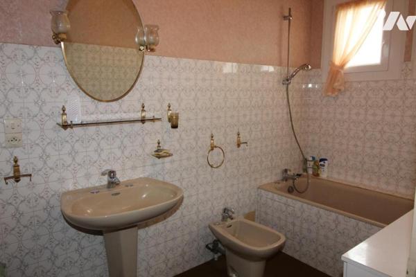 Maison d'habitation construite sur deux niveaux et comprenant 4 chambres , sous-sol et terrain clos