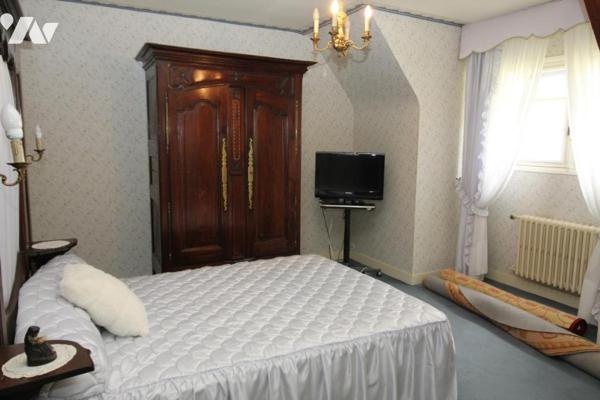 Maison d'habitation construite sur deux niveaux et comprenant 4 chambres , sous-sol et terrain clos