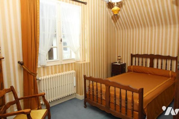 Maison d'habitation construite sur deux niveaux et comprenant 4 chambres , sous-sol et terrain clos