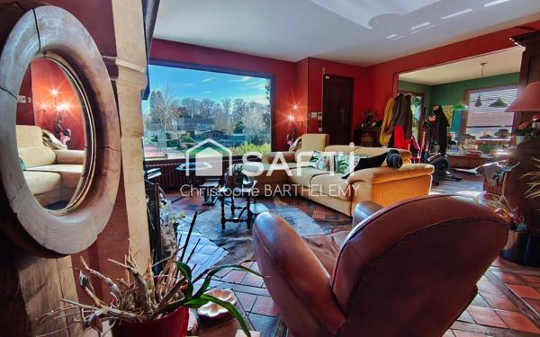 Propriété de caractère rare avec dépendance habitable, terrain de tennis et piscine sur sous sol complet.