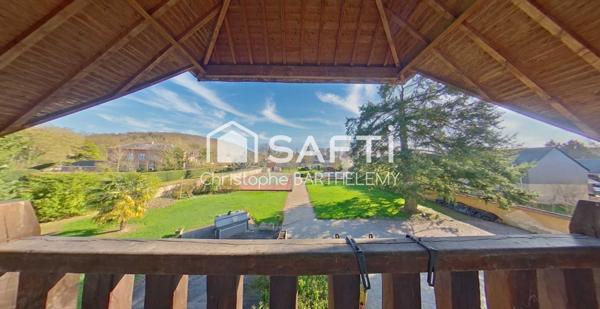 Propriété de caractère rare avec dépendance habitable, terrain de tennis et piscine sur sous sol complet.