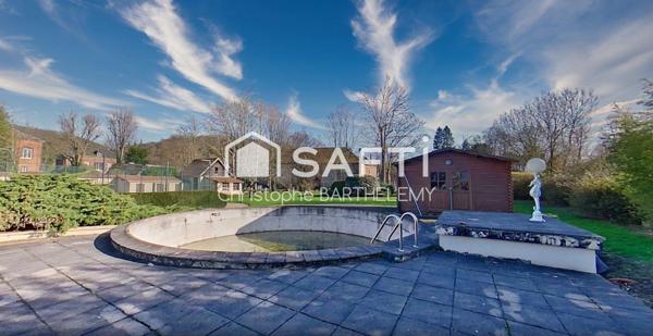 Propriété de caractère rare avec dépendance habitable, terrain de tennis et piscine sur sous sol complet.