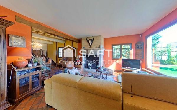 Propriété de caractère rare avec dépendance habitable, terrain de tennis et piscine sur sous sol complet.