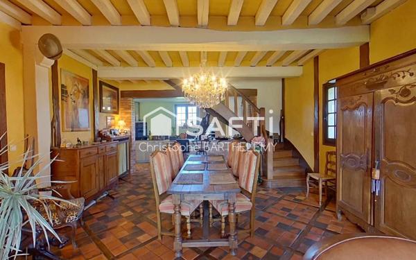 Propriété de caractère rare avec dépendance habitable, terrain de tennis et piscine sur sous sol complet.