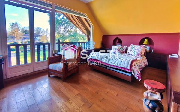 Propriété de caractère rare avec dépendance habitable, terrain de tennis et piscine sur sous sol complet.