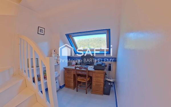 Propriété de caractère rare avec dépendance habitable, terrain de tennis et piscine sur sous sol complet.