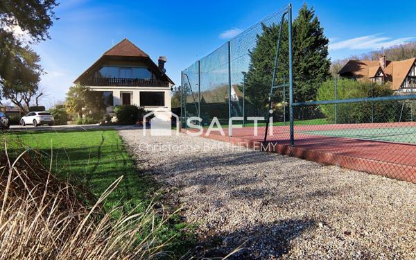 Propriété de caractère rare avec dépendance habitable, terrain de tennis et piscine sur sous sol complet.