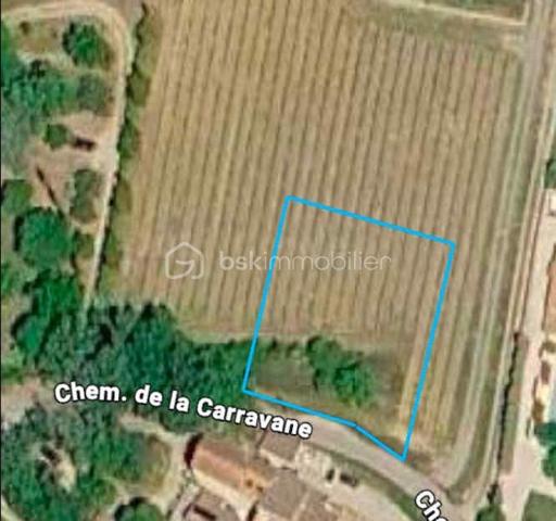 Un cadre de vie provençal authentique & préserver

Niché au cœur du haut Var, dans le quartier recherché et paisible de La Caravane, venez découvrir cette magnifique parcelle constructible d'environ 1 320m2, offrant un cadre de vie idyllique, verdoyant et baigné de lumière.

Saint-Antonin-du-Var, village de caractère réputé pour son authenticité, ses paysages viticoles et sa sérénité, offre un équilibre parfait entre quiétude provençale et proximité des axes et commodités. Un véritable havre de paix pour concrétiser votre projet de vie ou votre résidence secondaire.

Le terrain & ses caractéristiques techniques

En Zone UB du Plan Local d'Urbanisme (PLU), cette parcelle offre une belle liberté d'aménagement pour concrétiser la maison de vos rêves :
•	Surface du terrain :  1 320m2
•	Emprise au sol autorisée : 12 %, soit une possibilité de construction principale de plus de 158m2 au sol (idéal pour une spacieuse villa de plain-pied ou une maison à étage jusqu'à 250m2 habitables).
•	Annexes & Dépendances : Possibilité d'aménager un garage ou des dépendances jusqu'à 80m2 d'emprise cumulée.
•	Espace Piscine : Emplacement prévu pour la réalisation d'une belle piscine (jusqu'à 32m2 de bassin).
•	Hauteur autorisée : Jusqu'à 7 mètres (R+1 possible).
•	Réseaux : Eau potable et électricité à proximité immédiate (raccordement souterrain). Prévoir assainissement individuel conforme.

Les atouts majeurs retenus par votre conseiller

1.	Environnement préservé : Situé dans le secteur prisé de La Caravane, vous bénéficiez d'un environnement naturel, calme et sans vis-à-vis étouffant.
2.	Potentiel de construction optimal : Des règles d'urbanisme claires et favorables permettant de concevoir un projet contemporain ou traditionnel sur-mesure.
3.	Valeur patrimoniale : Saint-Antonin-du-Var bénéficie d'une forte attractivité et d'un cadre préservé garantissant la pérennité de votre investissement.

Informations & Visites

Le terrain est libre de constructeur.

Ne laissez pas passer cette opportunité rare sur le secteur ! Pour toute information complémentaire ou pour organiser une visite sur place, contactez dès aujourd'hui votre conseiller immobilier BSK Immobilier.