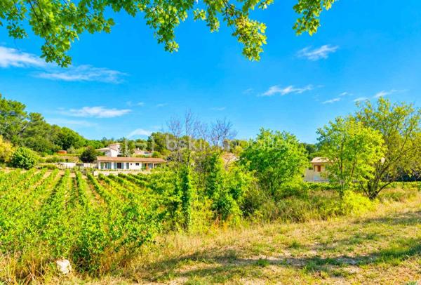 Un cadre de vie provençal authentique & préserver

Niché au cœur du haut Var, dans le quartier recherché et paisible de La Caravane, venez découvrir cette magnifique parcelle constructible d'environ 1 320m2, offrant un cadre de vie idyllique, verdoyant et baigné de lumière.

Saint-Antonin-du-Var, village de caractère réputé pour son authenticité, ses paysages viticoles et sa sérénité, offre un équilibre parfait entre quiétude provençale et proximité des axes et commodités. Un véritable havre de paix pour concrétiser votre projet de vie ou votre résidence secondaire.

Le terrain & ses caractéristiques techniques

En Zone UB du Plan Local d'Urbanisme (PLU), cette parcelle offre une belle liberté d'aménagement pour concrétiser la maison de vos rêves :
•	Surface du terrain :  1 320m2
•	Emprise au sol autorisée : 12 %, soit une possibilité de construction principale de plus de 158m2 au sol (idéal pour une spacieuse villa de plain-pied ou une maison à étage jusqu'à 250m2 habitables).
•	Annexes & Dépendances : Possibilité d'aménager un garage ou des dépendances jusqu'à 80m2 d'emprise cumulée.
•	Espace Piscine : Emplacement prévu pour la réalisation d'une belle piscine (jusqu'à 32m2 de bassin).
•	Hauteur autorisée : Jusqu'à 7 mètres (R+1 possible).
•	Réseaux : Eau potable et électricité à proximité immédiate (raccordement souterrain). Prévoir assainissement individuel conforme.

Les atouts majeurs retenus par votre conseiller

1.	Environnement préservé : Situé dans le secteur prisé de La Caravane, vous bénéficiez d'un environnement naturel, calme et sans vis-à-vis étouffant.
2.	Potentiel de construction optimal : Des règles d'urbanisme claires et favorables permettant de concevoir un projet contemporain ou traditionnel sur-mesure.
3.	Valeur patrimoniale : Saint-Antonin-du-Var bénéficie d'une forte attractivité et d'un cadre préservé garantissant la pérennité de votre investissement.

Informations & Visites

Le terrain est libre de constructeur.

Ne laissez pas passer cette opportunité rare sur le secteur ! Pour toute information complémentaire ou pour organiser une visite sur place, contactez dès aujourd'hui votre conseiller immobilier BSK Immobilier.