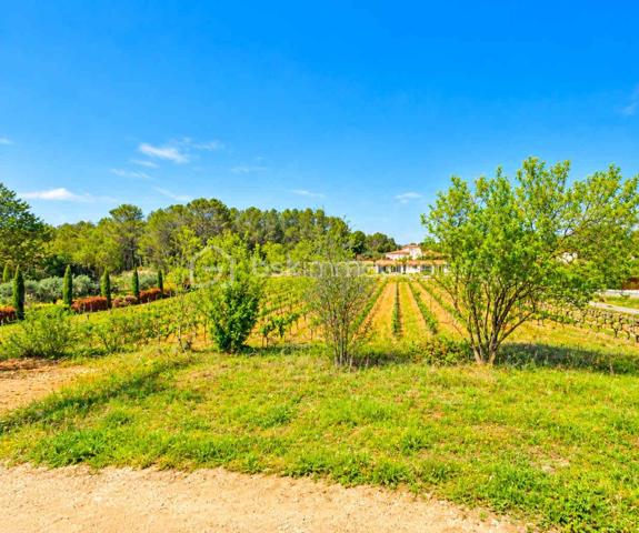 Un cadre de vie provençal authentique & préserver

Niché au cœur du haut Var, dans le quartier recherché et paisible de La Caravane, venez découvrir cette magnifique parcelle constructible d'environ 1 320m2, offrant un cadre de vie idyllique, verdoyant et baigné de lumière.

Saint-Antonin-du-Var, village de caractère réputé pour son authenticité, ses paysages viticoles et sa sérénité, offre un équilibre parfait entre quiétude provençale et proximité des axes et commodités. Un véritable havre de paix pour concrétiser votre projet de vie ou votre résidence secondaire.

Le terrain & ses caractéristiques techniques

En Zone UB du Plan Local d'Urbanisme (PLU), cette parcelle offre une belle liberté d'aménagement pour concrétiser la maison de vos rêves :
•	Surface du terrain :  1 320m2
•	Emprise au sol autorisée : 12 %, soit une possibilité de construction principale de plus de 158m2 au sol (idéal pour une spacieuse villa de plain-pied ou une maison à étage jusqu'à 250m2 habitables).
•	Annexes & Dépendances : Possibilité d'aménager un garage ou des dépendances jusqu'à 80m2 d'emprise cumulée.
•	Espace Piscine : Emplacement prévu pour la réalisation d'une belle piscine (jusqu'à 32m2 de bassin).
•	Hauteur autorisée : Jusqu'à 7 mètres (R+1 possible).
•	Réseaux : Eau potable et électricité à proximité immédiate (raccordement souterrain). Prévoir assainissement individuel conforme.

Les atouts majeurs retenus par votre conseiller

1.	Environnement préservé : Situé dans le secteur prisé de La Caravane, vous bénéficiez d'un environnement naturel, calme et sans vis-à-vis étouffant.
2.	Potentiel de construction optimal : Des règles d'urbanisme claires et favorables permettant de concevoir un projet contemporain ou traditionnel sur-mesure.
3.	Valeur patrimoniale : Saint-Antonin-du-Var bénéficie d'une forte attractivité et d'un cadre préservé garantissant la pérennité de votre investissement.

Informations & Visites

Le terrain est libre de constructeur.

Ne laissez pas passer cette opportunité rare sur le secteur ! Pour toute information complémentaire ou pour organiser une visite sur place, contactez dès aujourd'hui votre conseiller immobilier BSK Immobilier.