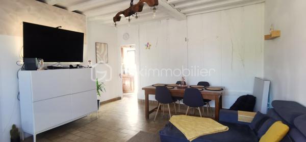 AUNEUIL!! 

Au cœur du village, découvrez cette charmante maison ancienne d’environ 110 m², à proximité des écoles, du collège et de toutes les commodités.

Elle offre une cuisine avec cheminée d’époque tubée pour poêle à bois, un séjour-salon, salle de bains et WC. À l’étage : 3 chambres, dont une en enfilade.

🌳 Le tout sur une parcelle de plus de 500 m², avec garage, cave et atelier.

🔨 Des travaux sont à prévoir pour révéler tout le potentiel de cette maison pleine de charme !

✨ Une belle opportunité pour les amoureux de l’ancien et les projets à personnaliser !