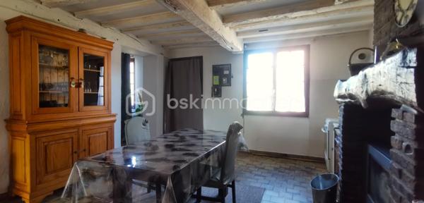 AUNEUIL!! 

Au cœur du village, découvrez cette charmante maison ancienne d’environ 110 m², à proximité des écoles, du collège et de toutes les commodités.

Elle offre une cuisine avec cheminée d’époque tubée pour poêle à bois, un séjour-salon, salle de bains et WC. À l’étage : 3 chambres, dont une en enfilade.

🌳 Le tout sur une parcelle de plus de 500 m², avec garage, cave et atelier.

🔨 Des travaux sont à prévoir pour révéler tout le potentiel de cette maison pleine de charme !

✨ Une belle opportunité pour les amoureux de l’ancien et les projets à personnaliser !