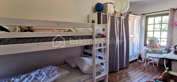 AUNEUIL!! 

Au cœur du village, découvrez cette charmante maison ancienne d’environ 110 m², à proximité des écoles, du collège et de toutes les commodités.

Elle offre une cuisine avec cheminée d’époque tubée pour poêle à bois, un séjour-salon, salle de bains et WC. À l’étage : 3 chambres, dont une en enfilade.

🌳 Le tout sur une parcelle de plus de 500 m², avec garage, cave et atelier.

🔨 Des travaux sont à prévoir pour révéler tout le potentiel de cette maison pleine de charme !

✨ Une belle opportunité pour les amoureux de l’ancien et les projets à personnaliser !