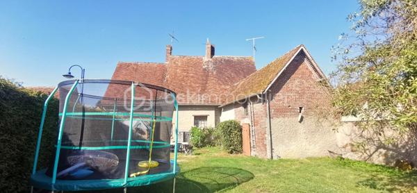 AUNEUIL!! 

Au cœur du village, découvrez cette charmante maison ancienne d’environ 110 m², à proximité des écoles, du collège et de toutes les commodités.

Elle offre une cuisine avec cheminée d’époque tubée pour poêle à bois, un séjour-salon, salle de bains et WC. À l’étage : 3 chambres, dont une en enfilade.

🌳 Le tout sur une parcelle de plus de 500 m², avec garage, cave et atelier.

🔨 Des travaux sont à prévoir pour révéler tout le potentiel de cette maison pleine de charme !

✨ Une belle opportunité pour les amoureux de l’ancien et les projets à personnaliser !