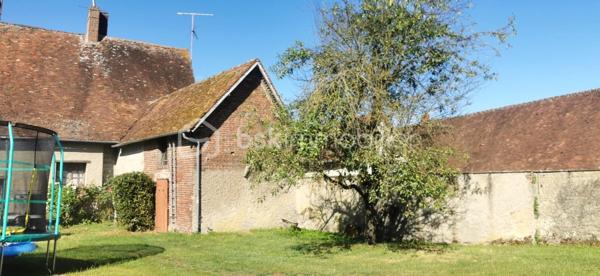 AUNEUIL!! 

Au cœur du village, découvrez cette charmante maison ancienne d’environ 110 m², à proximité des écoles, du collège et de toutes les commodités.

Elle offre une cuisine avec cheminée d’époque tubée pour poêle à bois, un séjour-salon, salle de bains et WC. À l’étage : 3 chambres, dont une en enfilade.

🌳 Le tout sur une parcelle de plus de 500 m², avec garage, cave et atelier.

🔨 Des travaux sont à prévoir pour révéler tout le potentiel de cette maison pleine de charme !

✨ Une belle opportunité pour les amoureux de l’ancien et les projets à personnaliser !